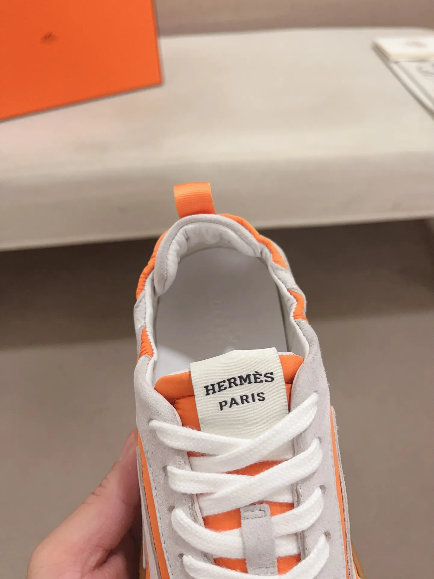 Men's men's shoes 💰: 720💰 Hermes top version # Couple style 💏 24ss casual sneakers Suede goatskin sneakers decorated with contrasting patterns and iconic "H" details, beautifully packaged at the delivery counter 🛍📦 Fabric: suede + cowhide Lining: mixed sheep lining Outsole: original TPU Bottom thickness: 2CM Size: 35-44